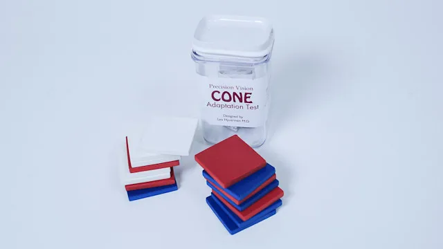 Lysadaptasjonstest. Beholder og stabler med kvadratiske brikker i ulike farger.