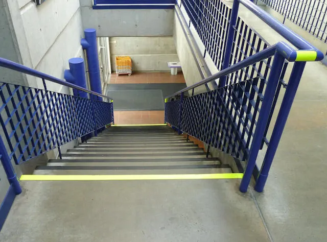 Trapper som går nedover. Øverste og nederste trinn er markert.