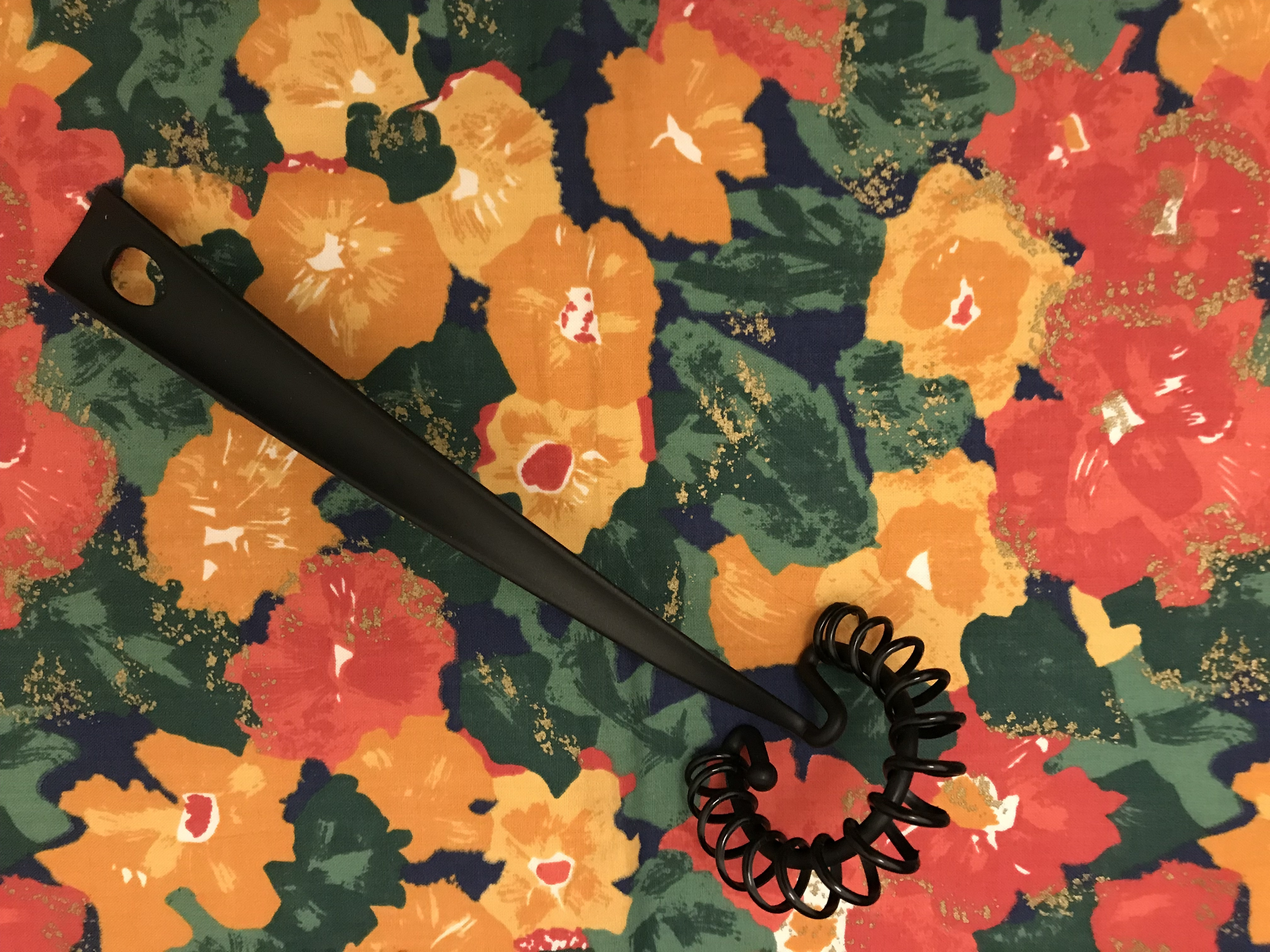 Eksempel på dårlig kontrast: sort visp på blomstrete underlag.