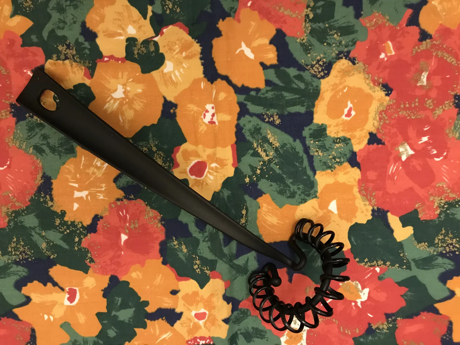 Eksempel på dårlig kontrast: sort visp på blomstrete underlag.