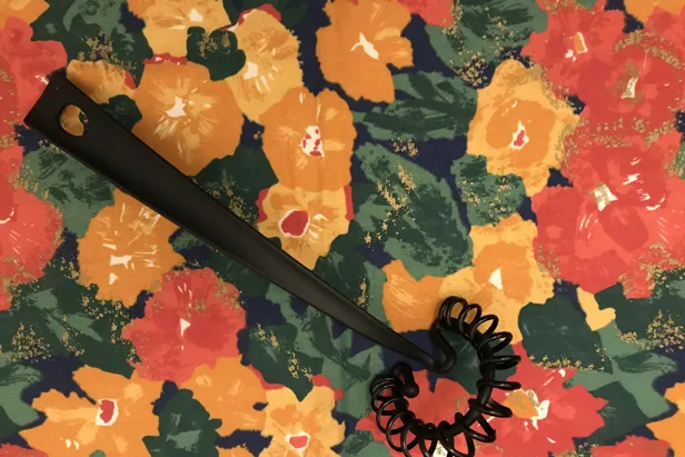 Eksempel på dårlig kontrast: sort visp på blomstrete underlag.