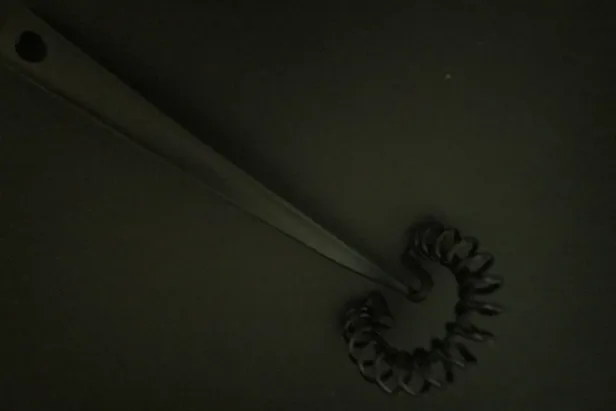 Eksempel på elendig kontrast: sort visp på sort bakgrunn.