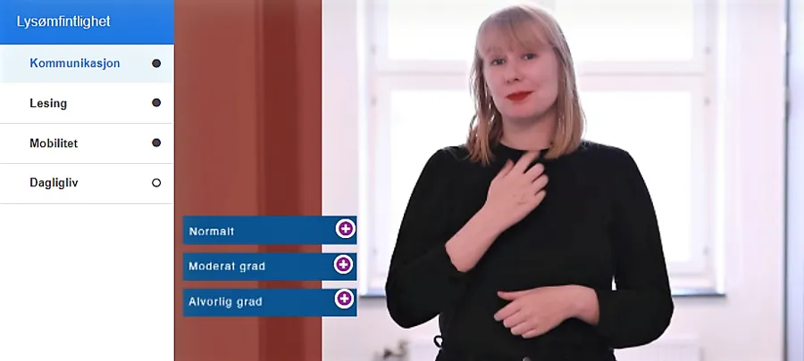 Tekst på venstre side, tekst i blå rektangler oppå et bilde av en kvinne med svart trøye med den ene hånden plassert mot halsen og den andre hånden på magen.