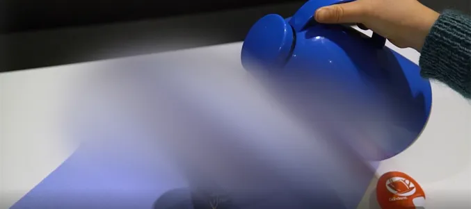 Bilde av en kopp og termos der midten av bildet er uklart.