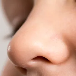 Nærbilde av en persons nese