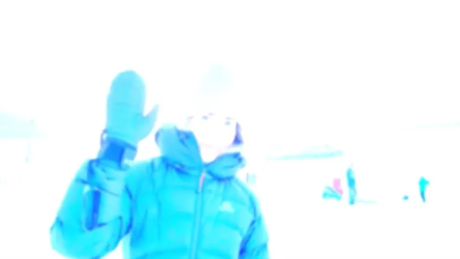 Bilde som er veldig lyst, man skimter en person som holder opp en hånd.