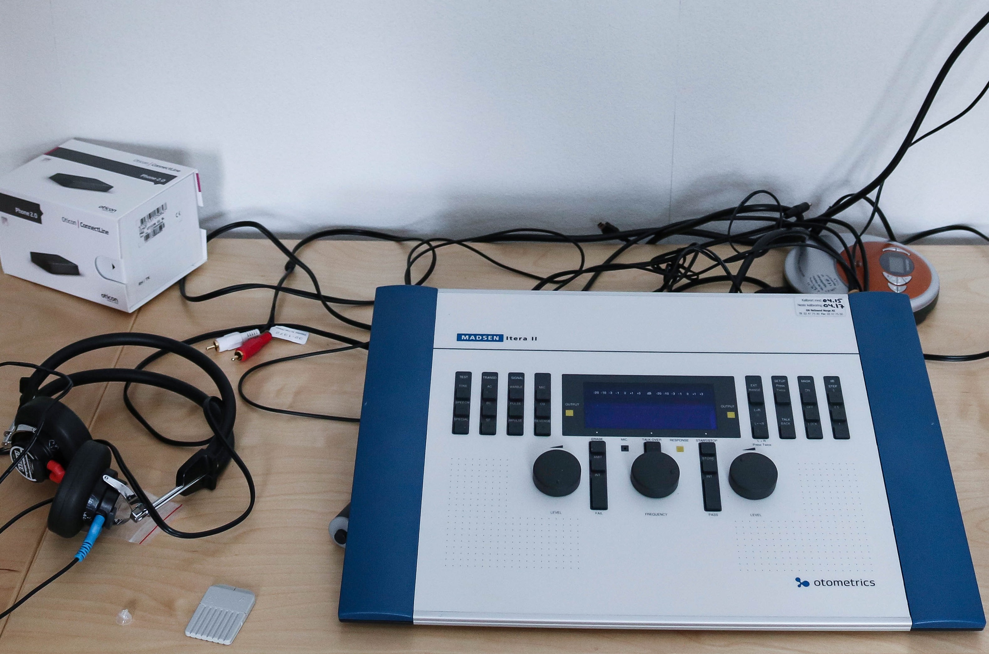 En hvit boks med en blå og svart boks på