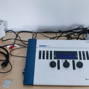 En hvit boks med en blå og svart boks på