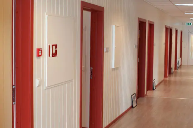 En gang med røde dører