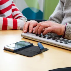 En person som skriver på en bærbar datamaskin