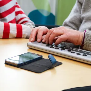 En person som skriver på en bærbar datamaskin