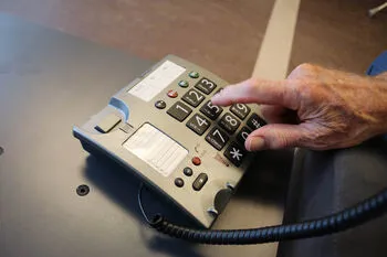 En hånd som holder en kalkulator