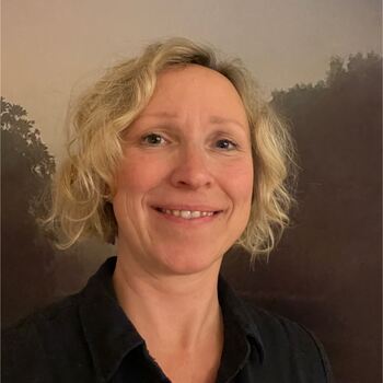 En kvinne med blondt hår