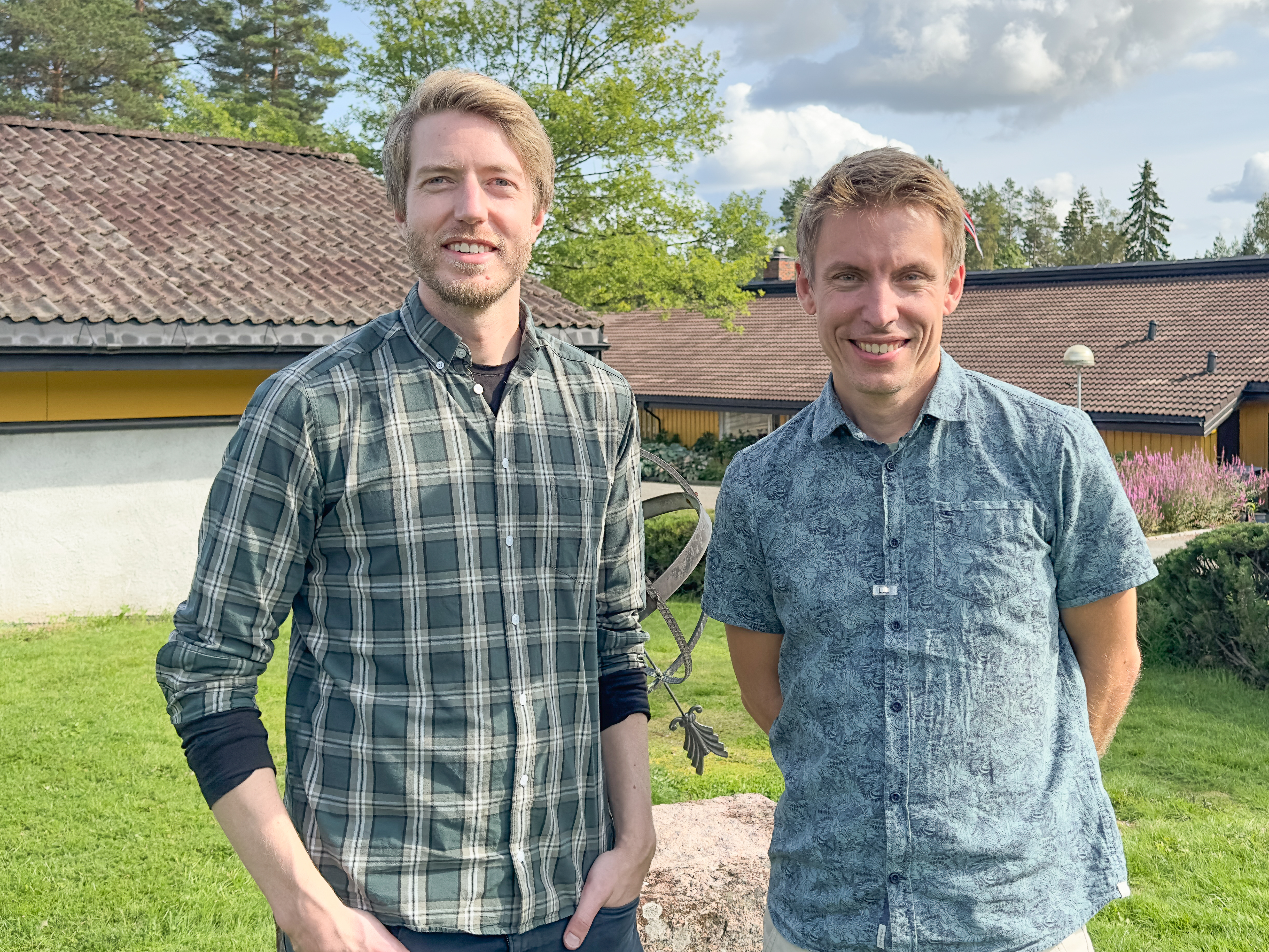 To skjortekledde menn