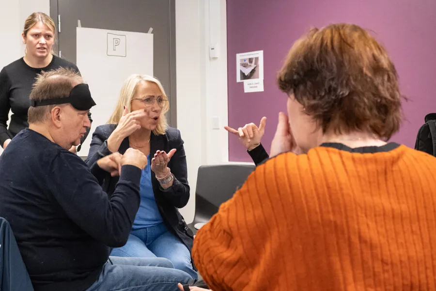En gruppe mennesker som sitter i stoler