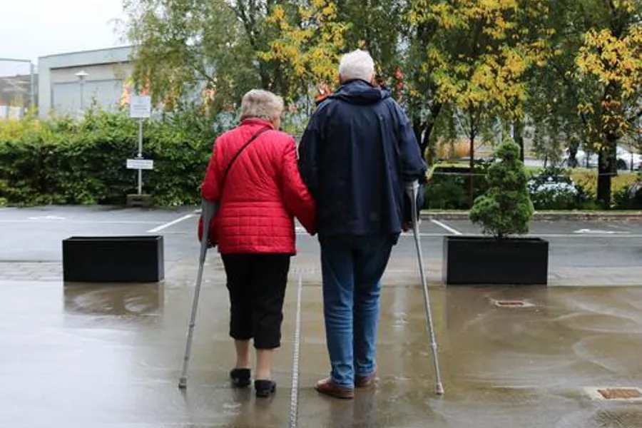 En mann og kvinne som går i regnet