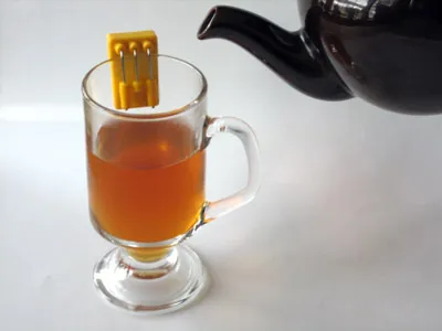 Et glass væske som helles i et glass