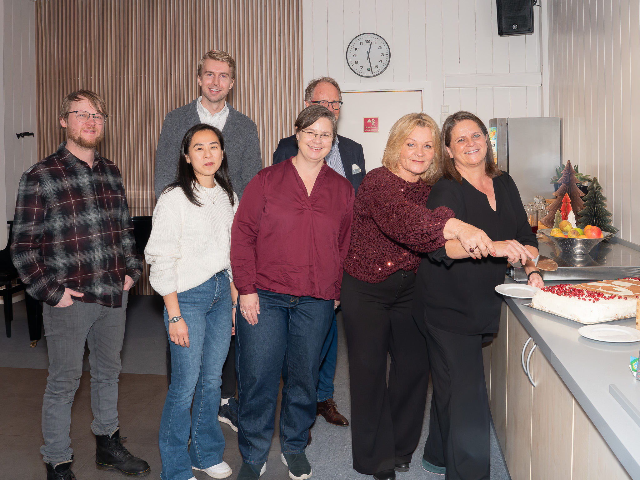 En gruppe mennesker som poserer for et bilde