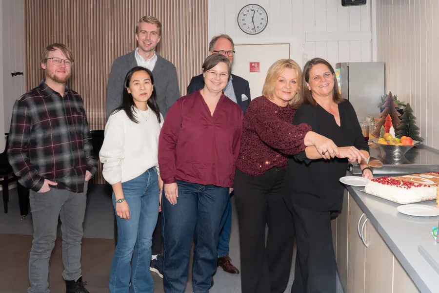 En gruppe mennesker som poserer for et bilde