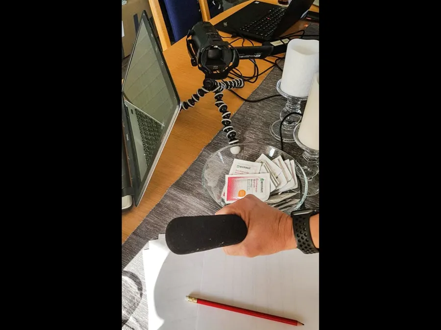 En person som holder en telefon